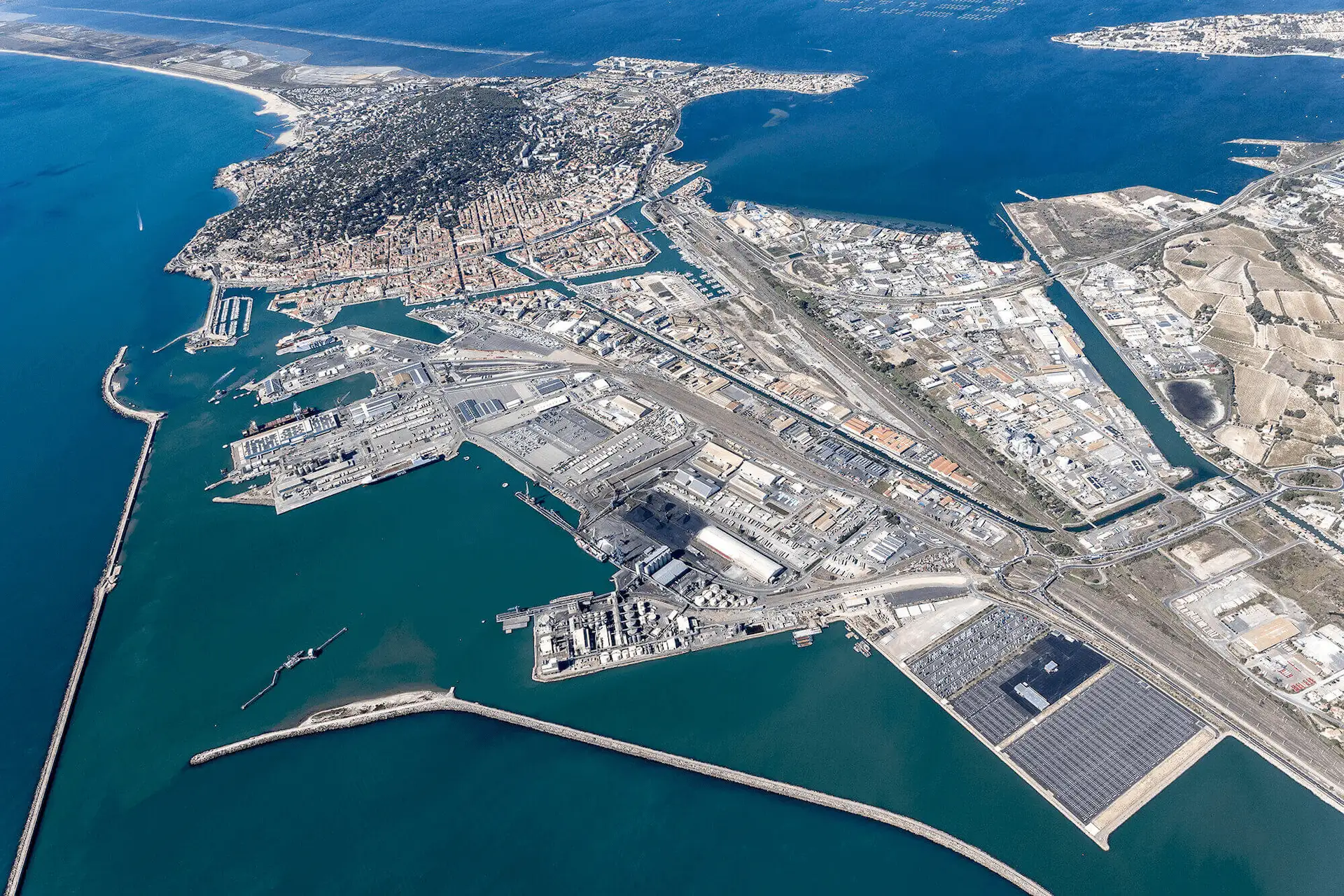 Vue aérienne port de commerce de Sète